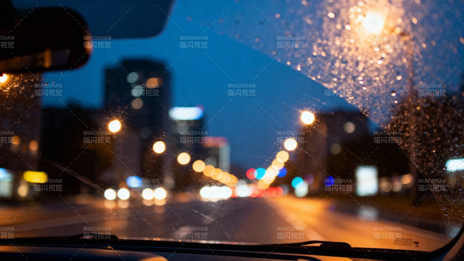 雨夜行车 灯火阑珊图片