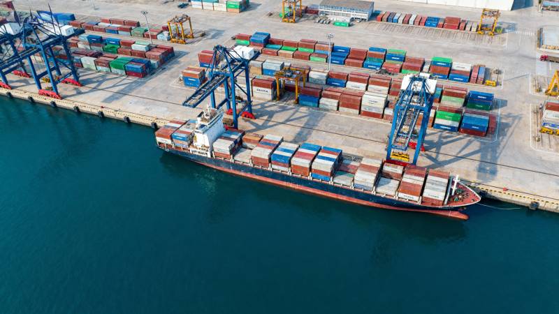 繁忙的集装箱港口图片