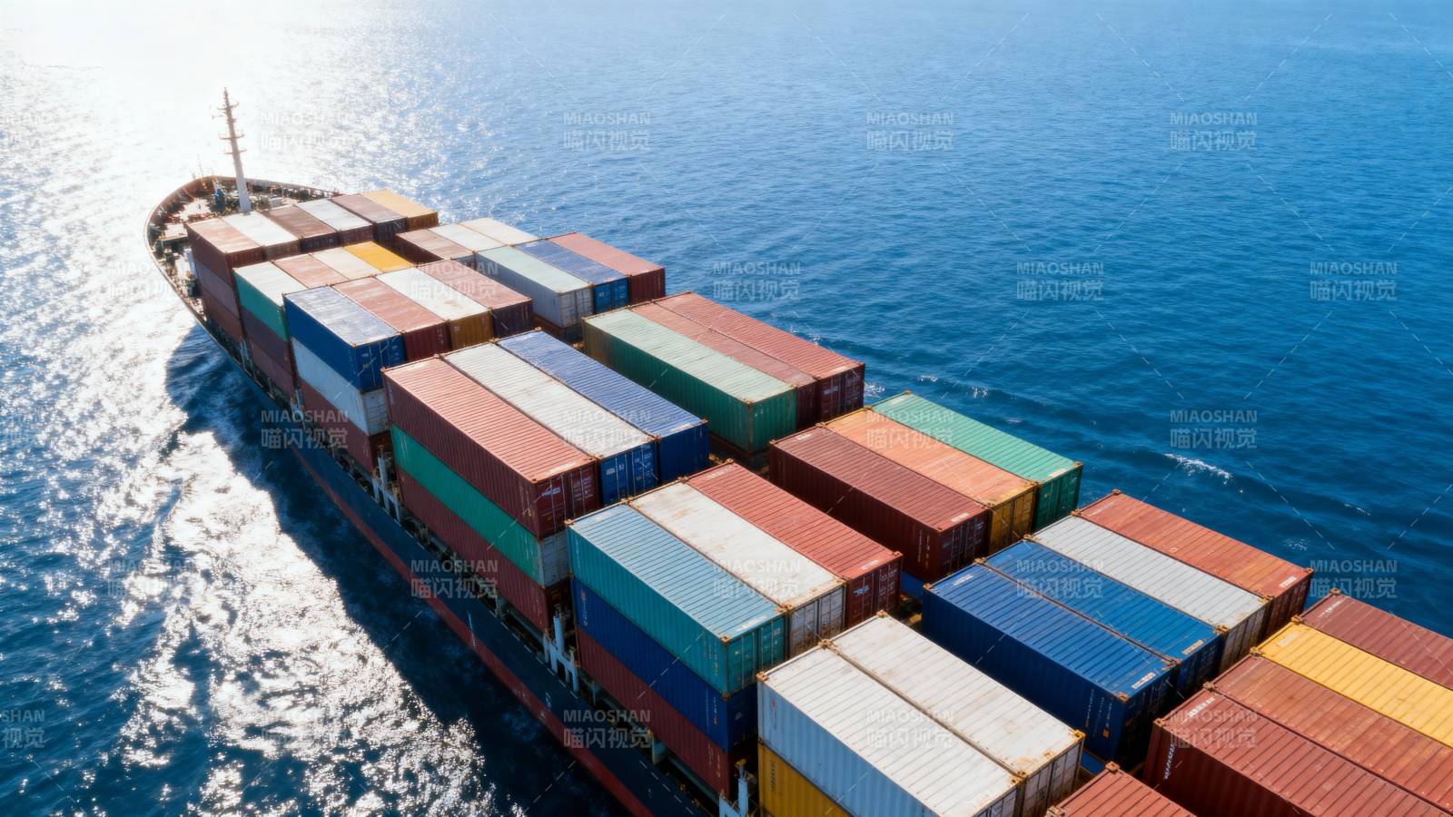 集装箱货轮航行中图片
