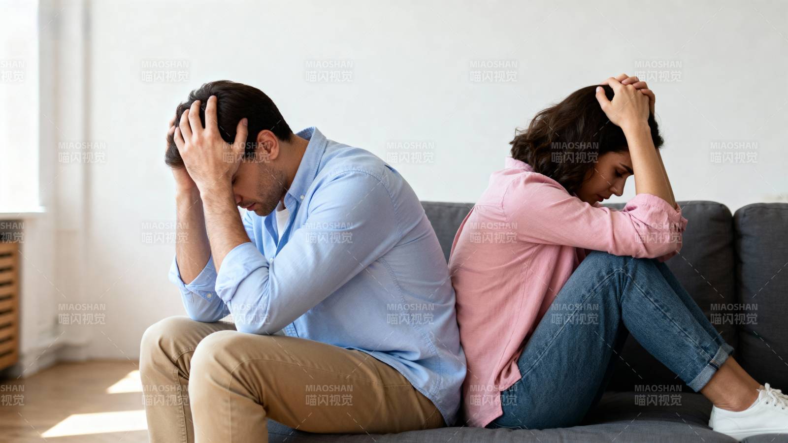 情侣背对背愁苦图片