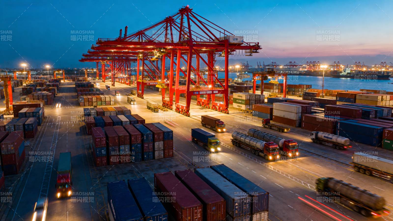 繁忙港口夜景图片