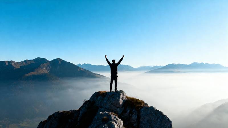 登顶巅峰 拥抱云海图片