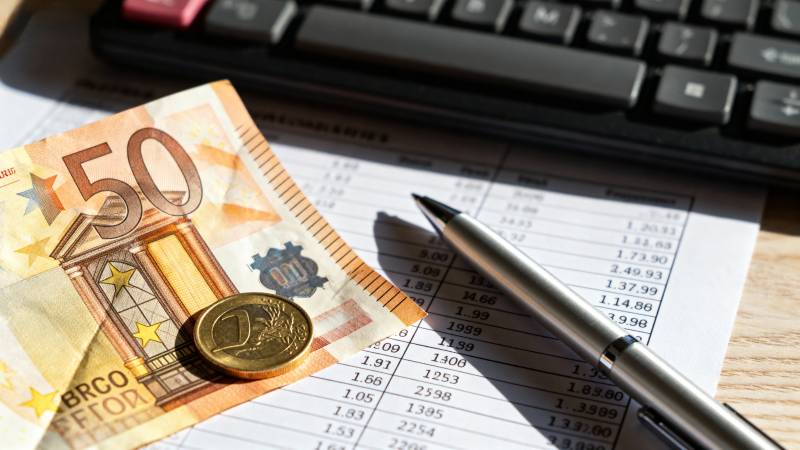财务计算与欧元货币图片