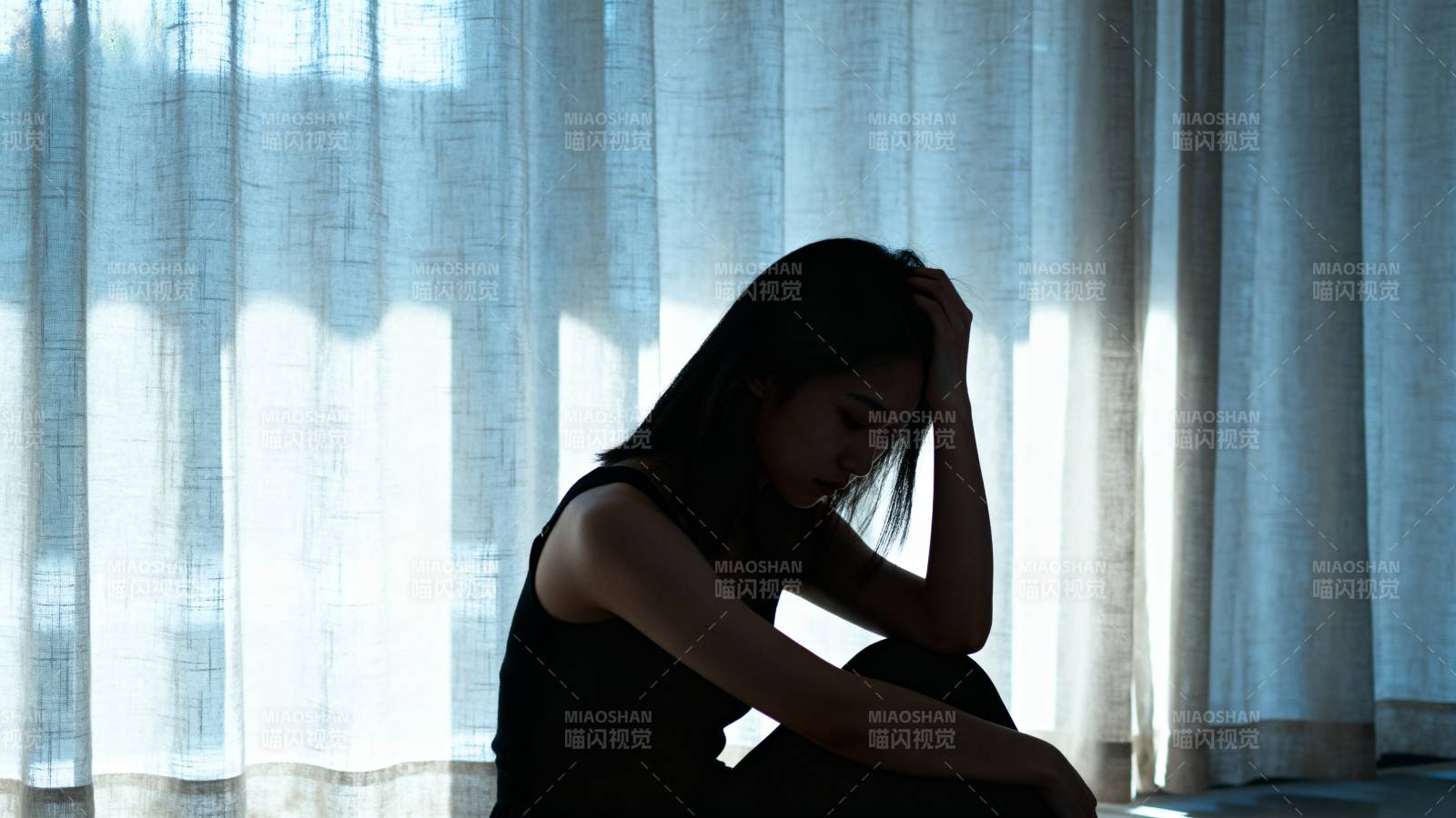 窗边沉思的女子图片