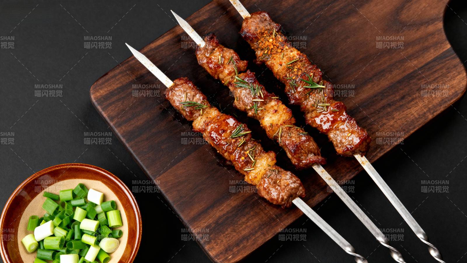 烤肉串配青葱蘸酱图片