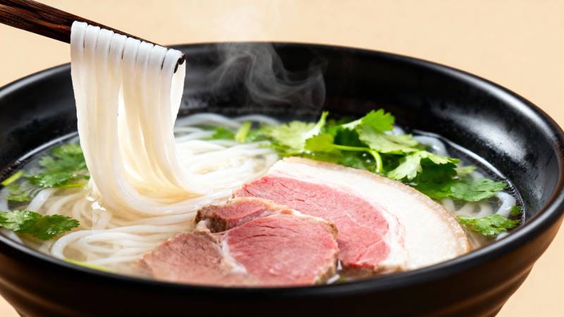 热气腾腾的牛肉面图片