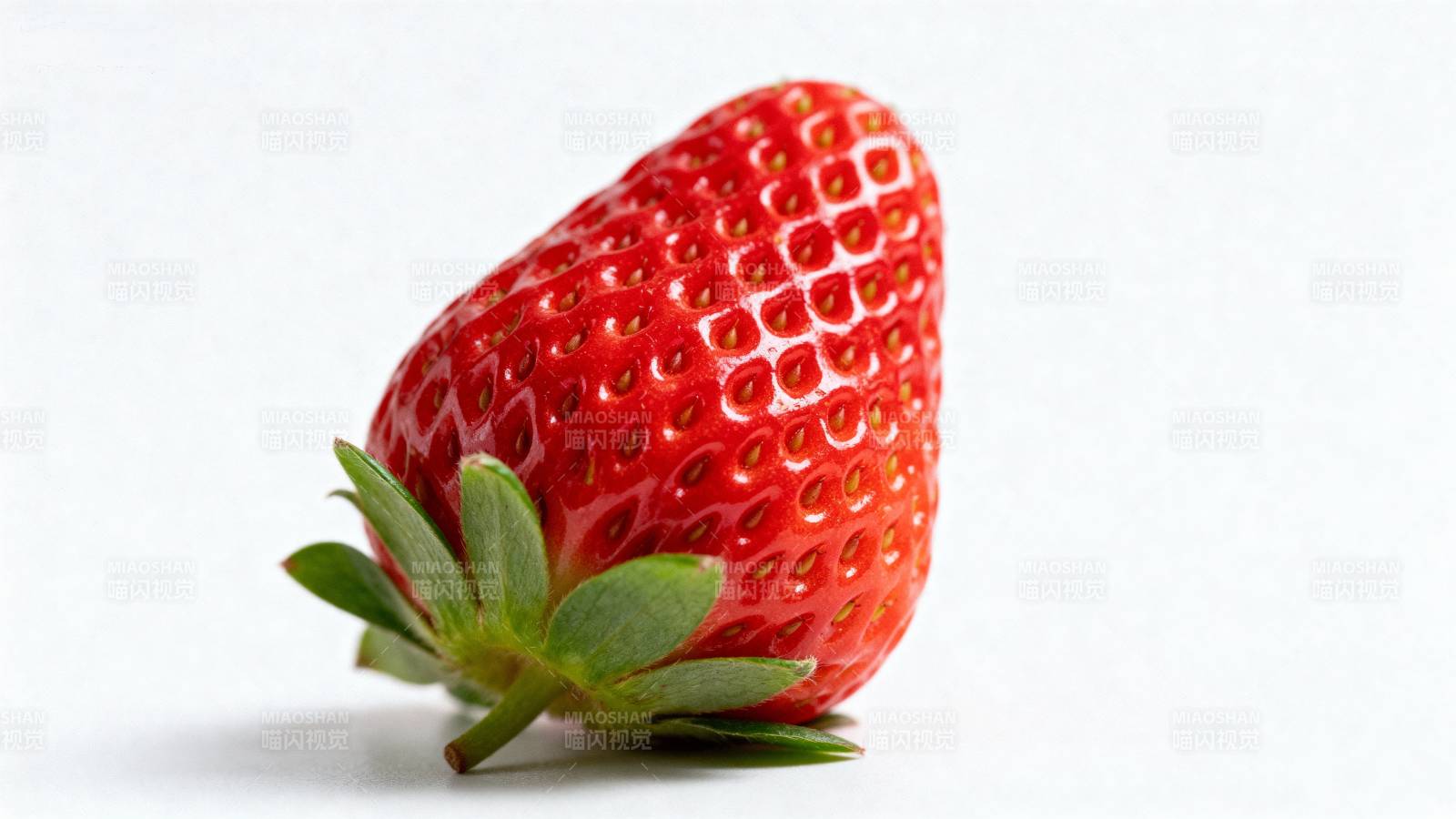 鲜红草莓特写图片