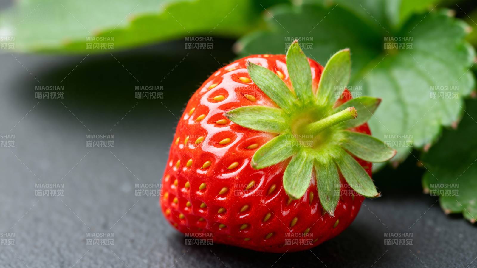 鲜红草莓特写图片