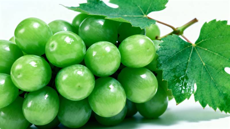 青葡萄与绿叶图片