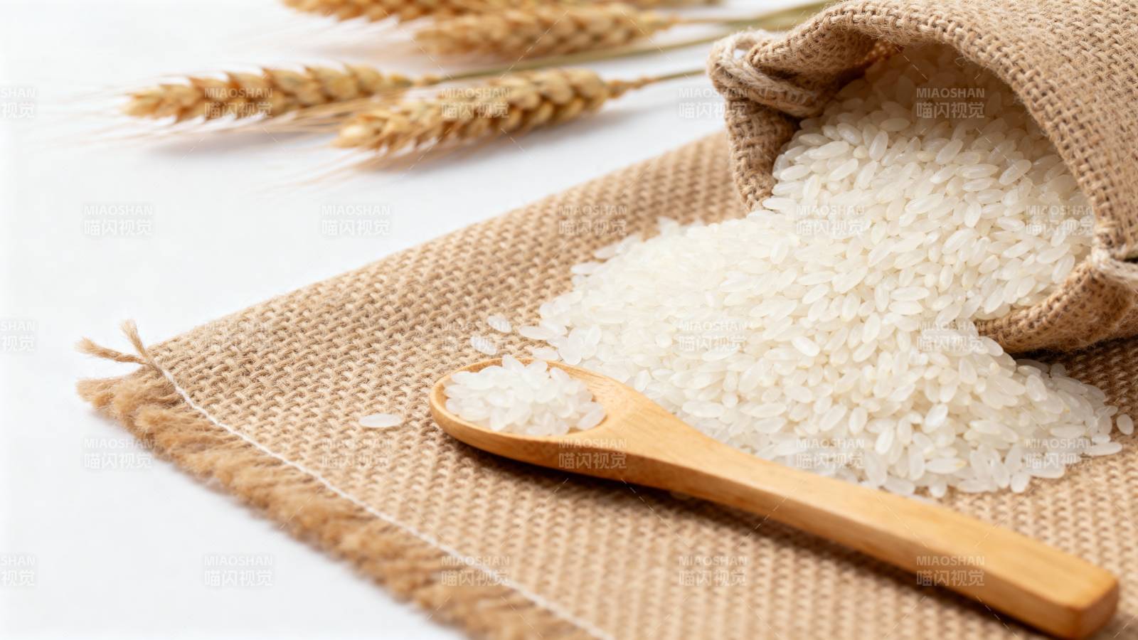 大米与麦穗静物图图片