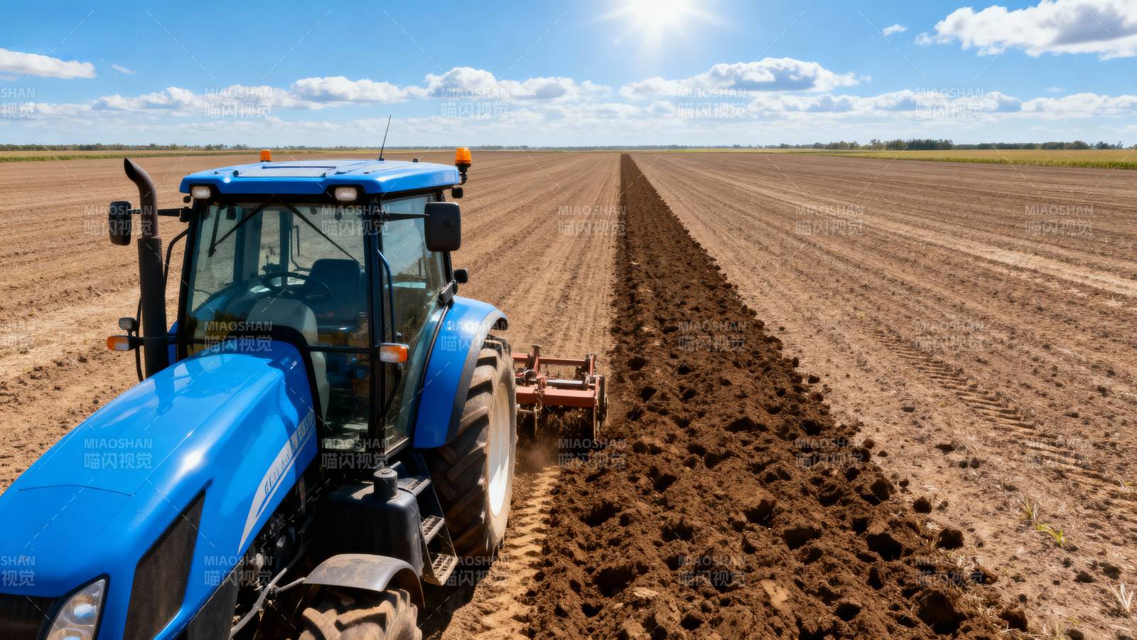 蓝色拖拉机耕田图片