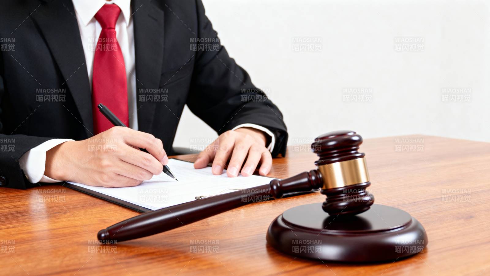 律师签署文件图片