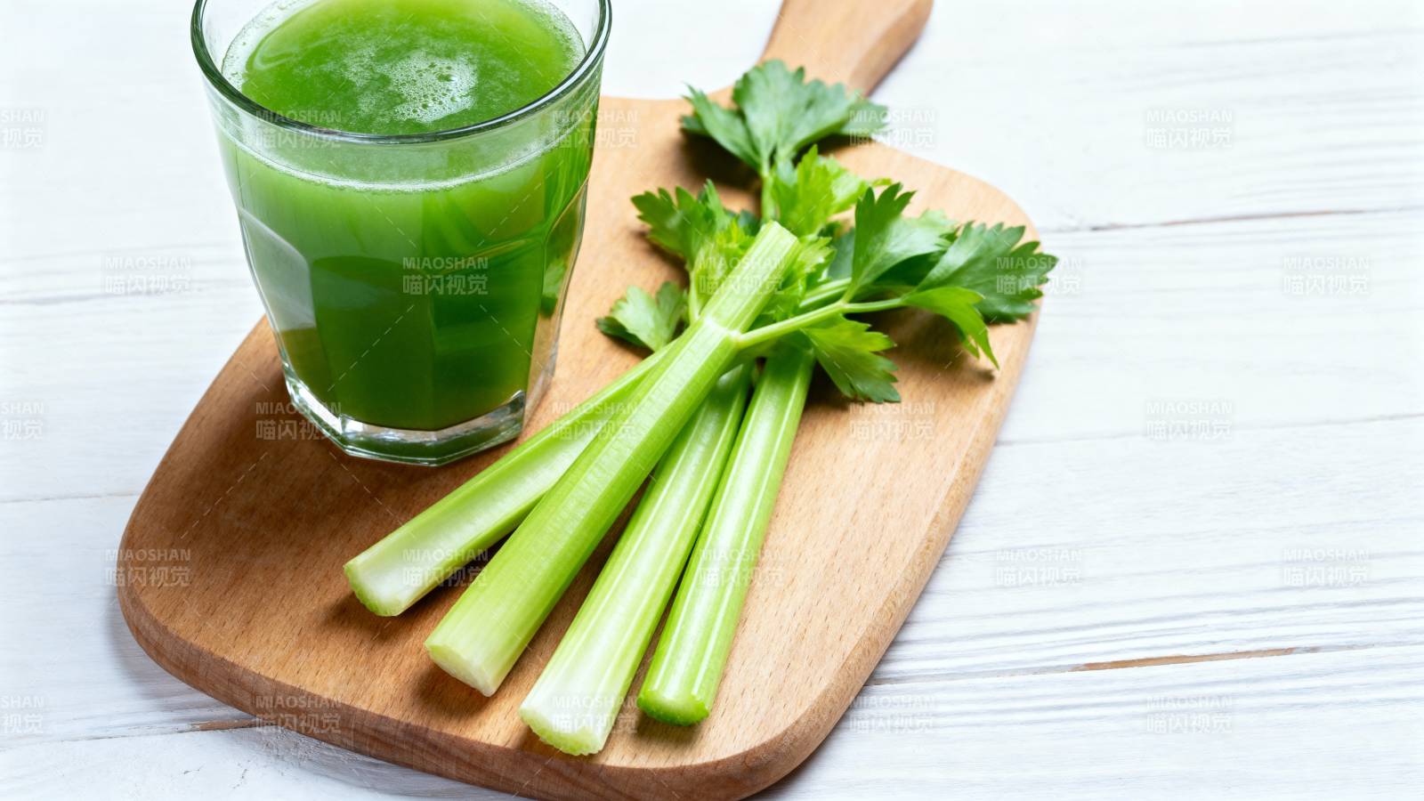 芹菜汁与新鲜芹菜图片