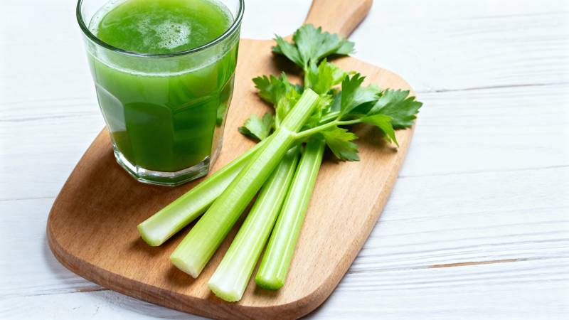 芹菜汁与新鲜芹菜图片