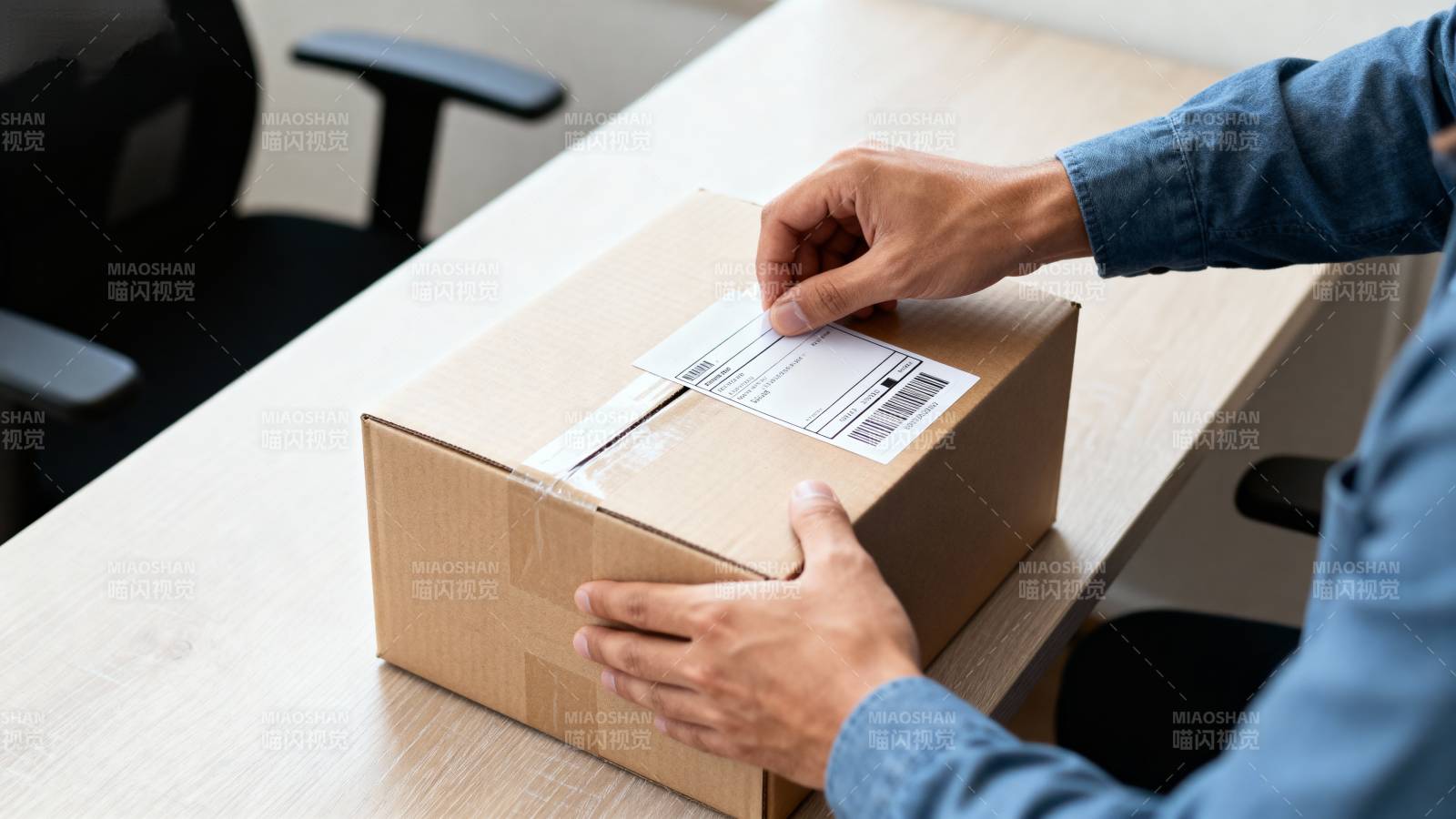 拆箱快递包裹图片