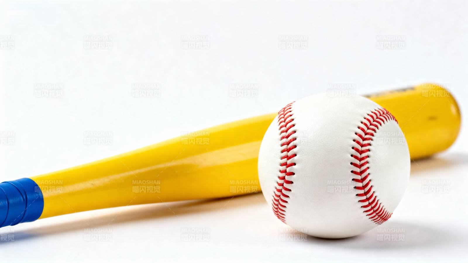 棒球与球棒静置图片