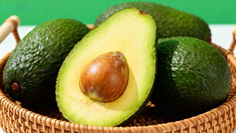 新鲜牛油果特写图片