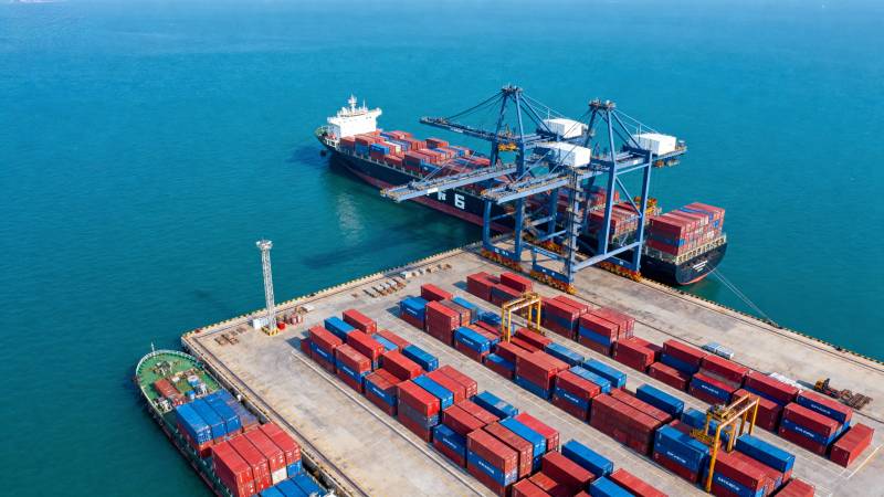 繁忙的集装箱港口图片