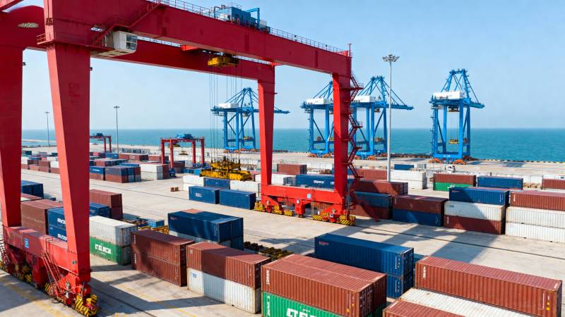 繁忙的集装箱港口图片