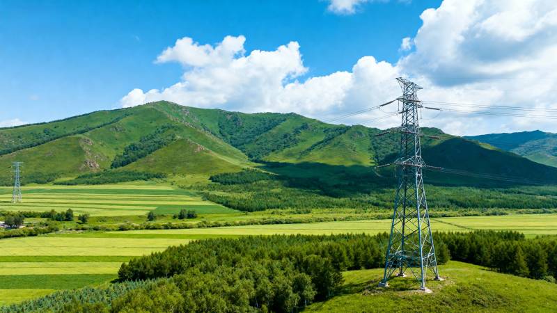 青山绿野输电塔图片