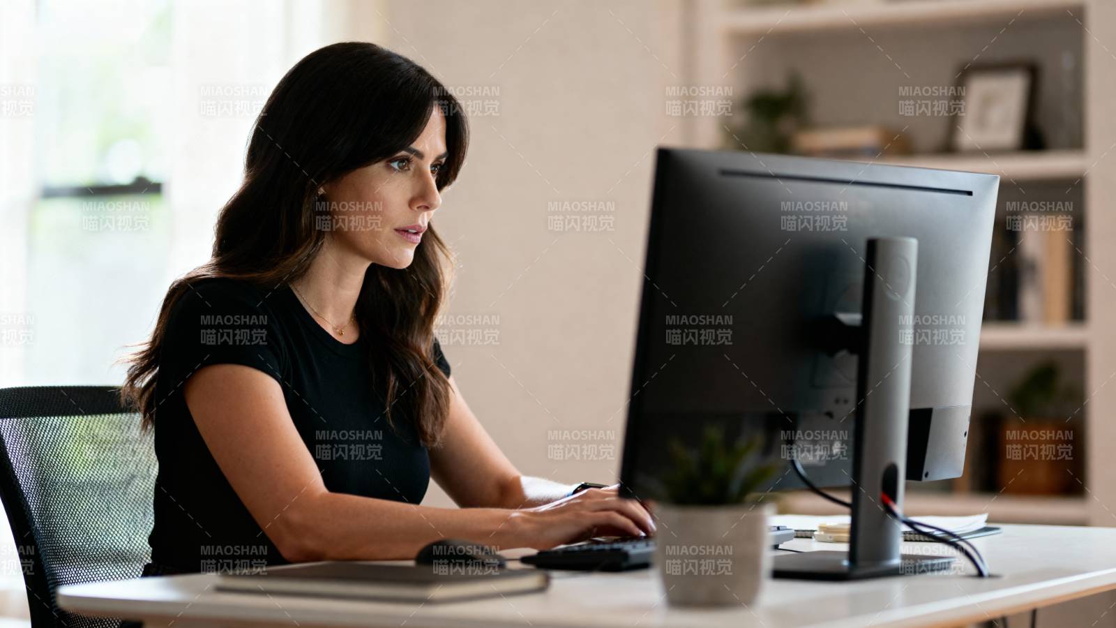 专注工作的女性图片