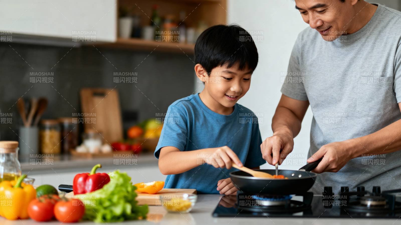 父子厨房共烹饪图片
