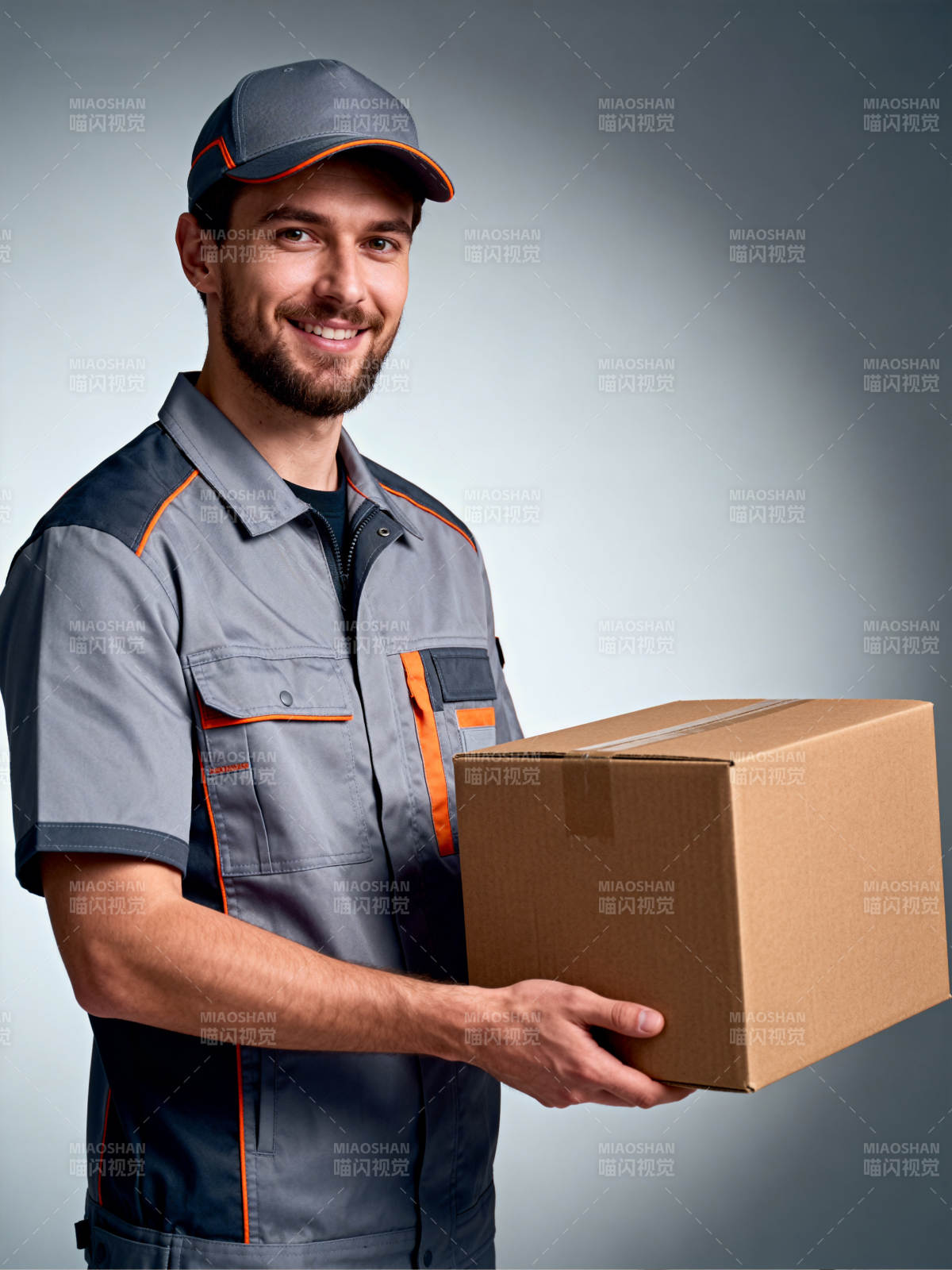 快递员微笑递包裹图片