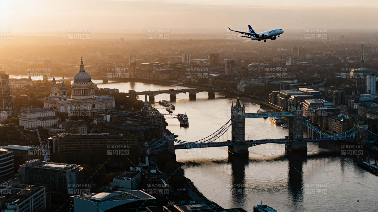 伦敦塔桥上空飞航图片