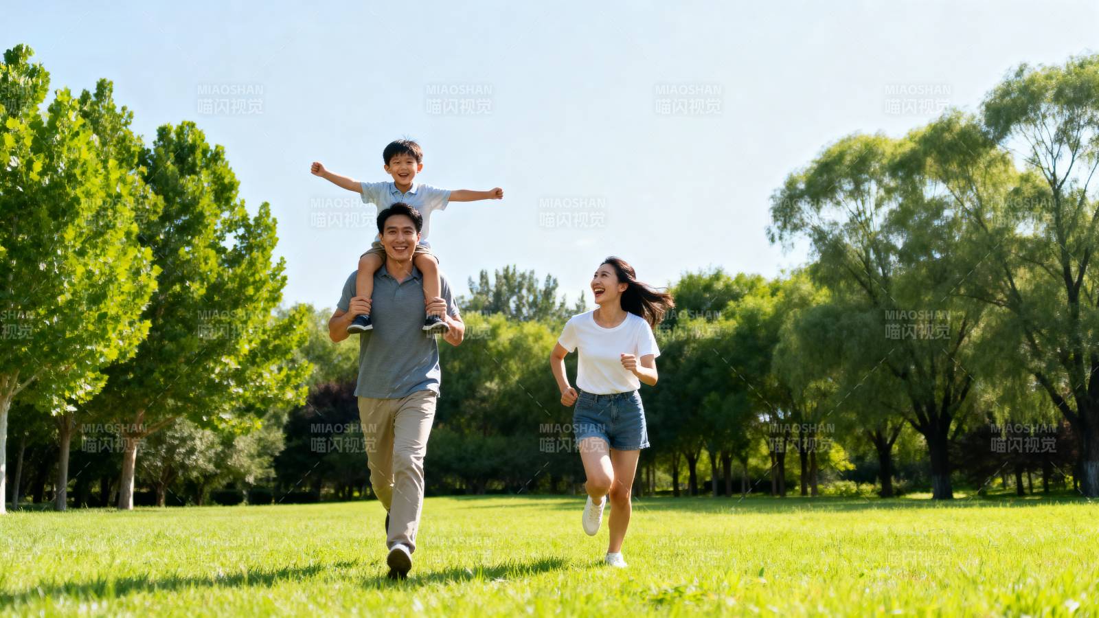 家庭公园欢乐奔跑图片