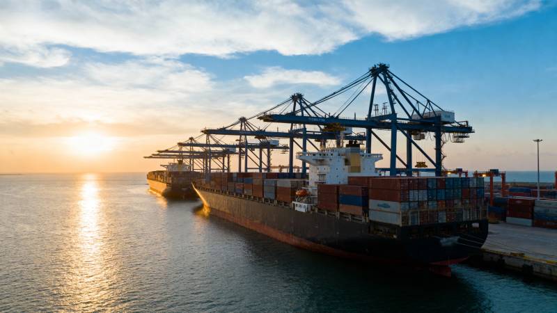 港口集装箱船日落图片