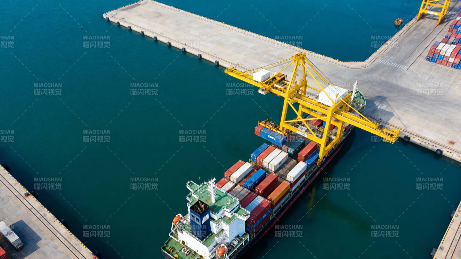 港口集装箱装卸图片