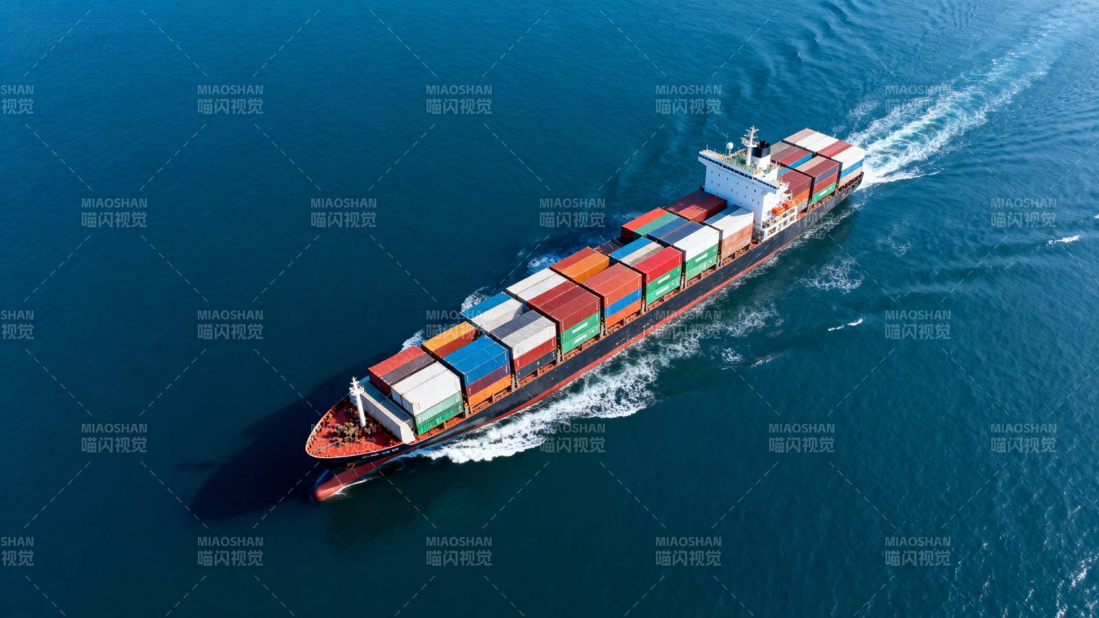 货轮航行于海面图片