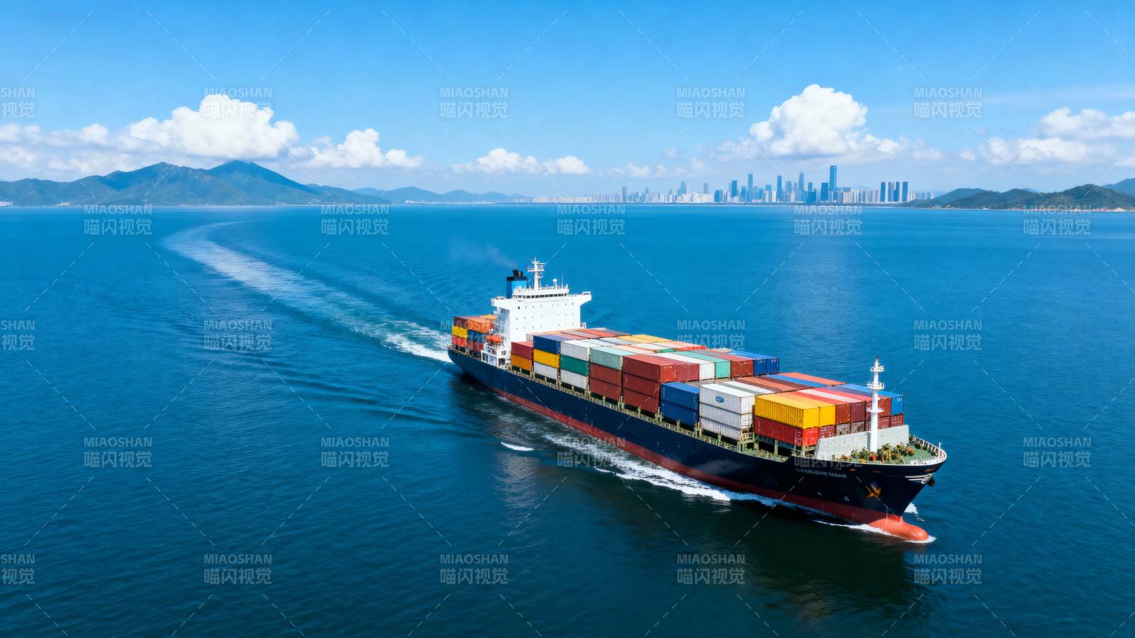 巨轮驶向城市天际图片