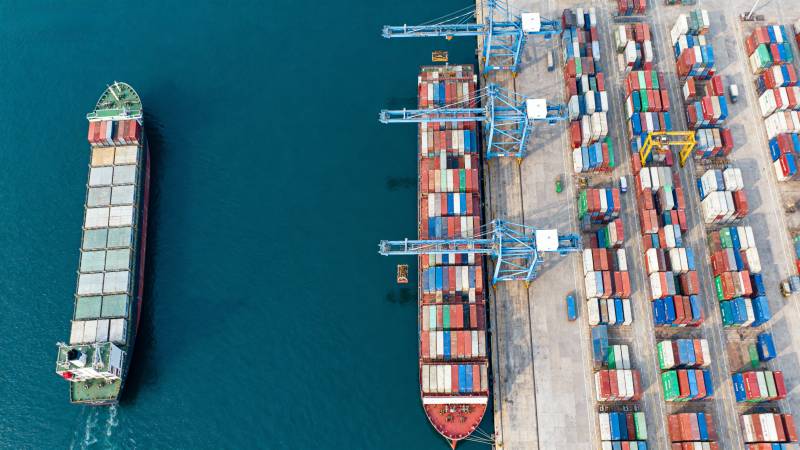 繁忙的集装箱港口图片