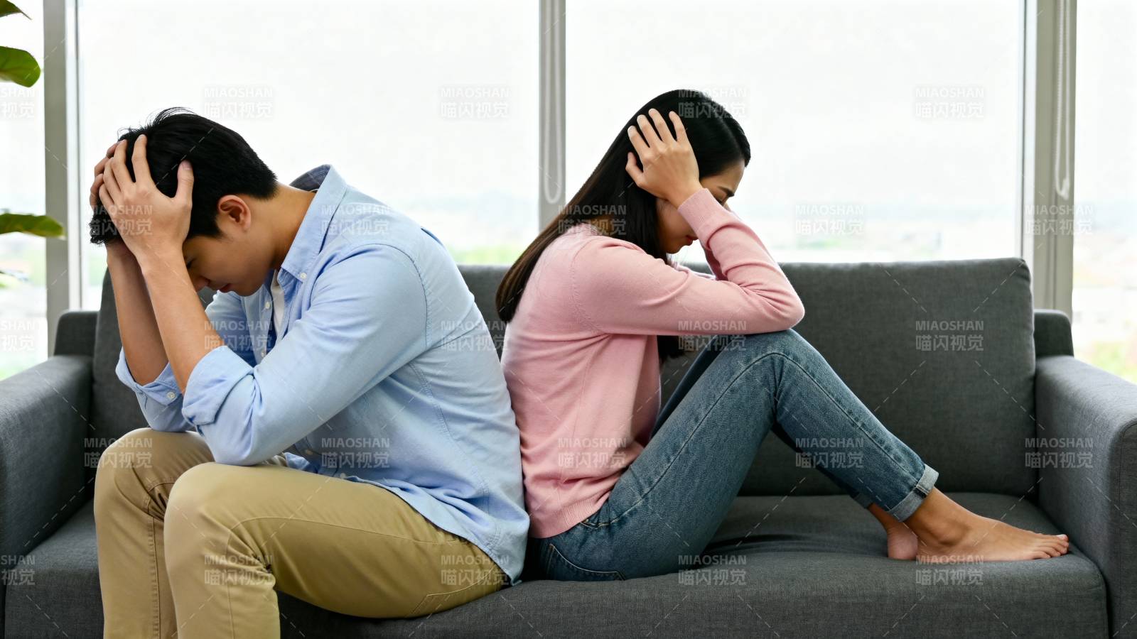 夫妻背对背忧伤图片
