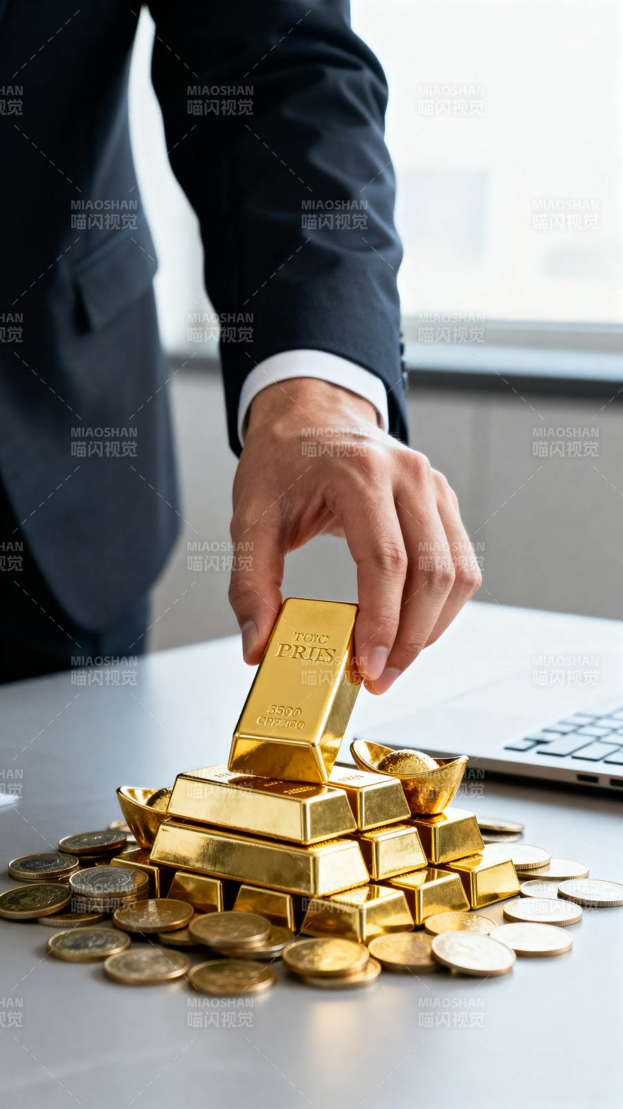金条堆叠 手取黄金图片