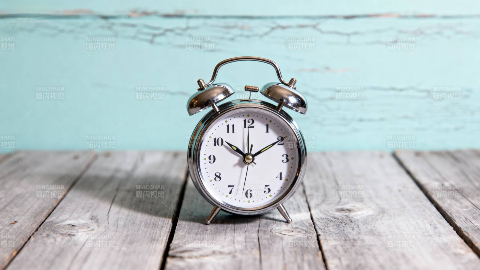 复古闹钟静置木桌图片