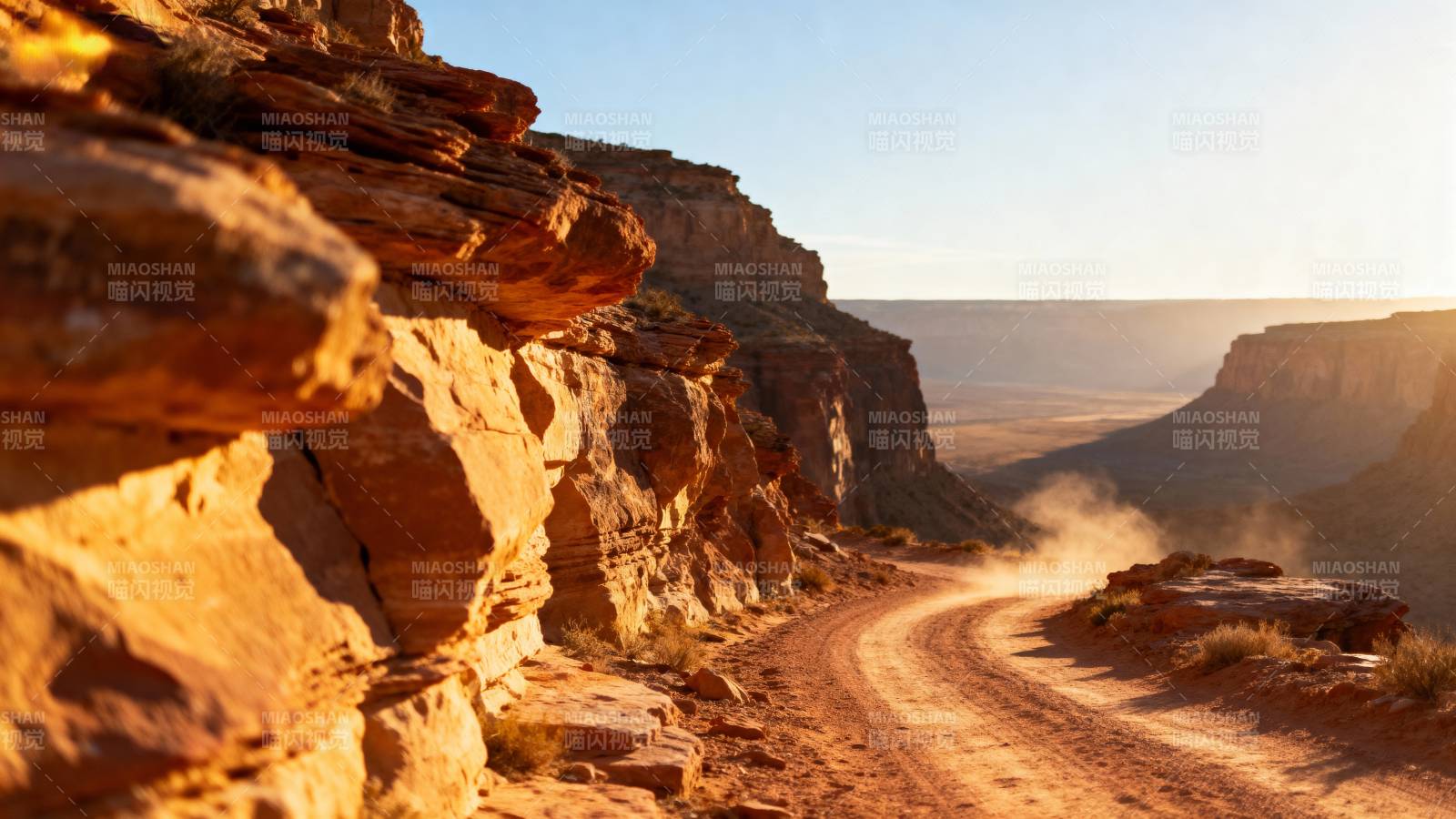 峡谷公路晨曦图片