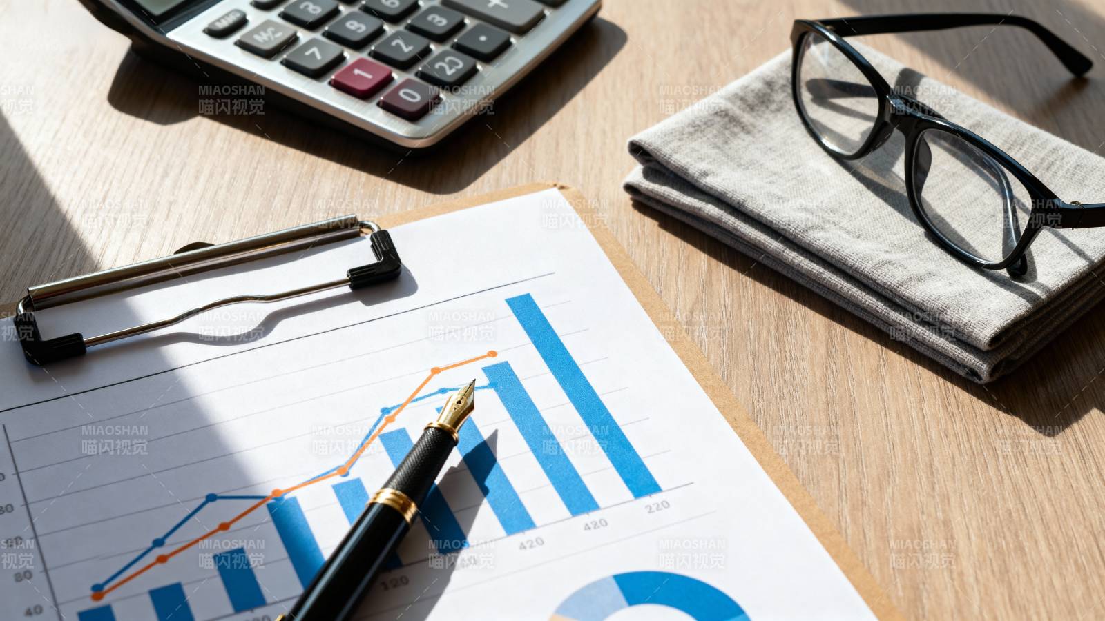 办公桌上的财务分析图片
