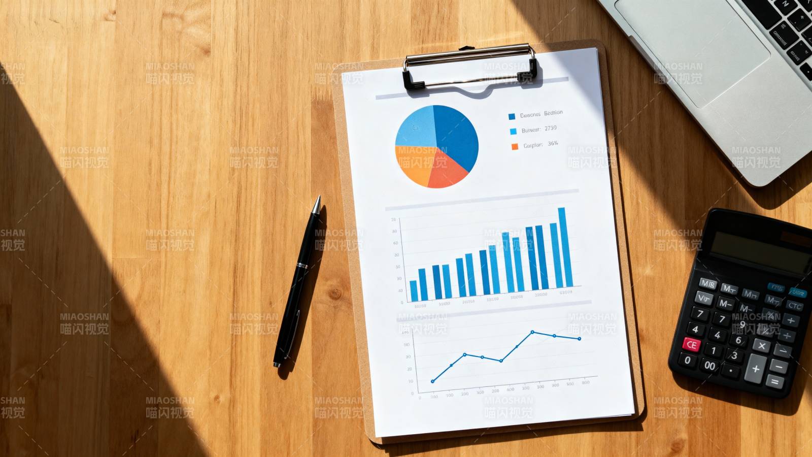 办公桌上的数据分析图片