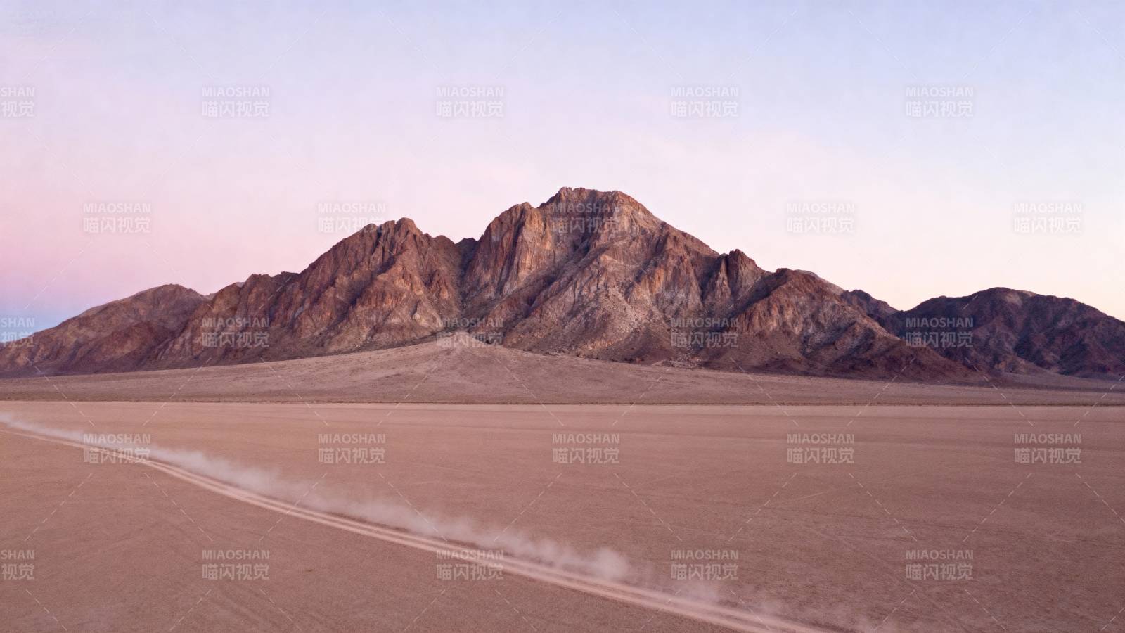 荒漠孤山日落时图片