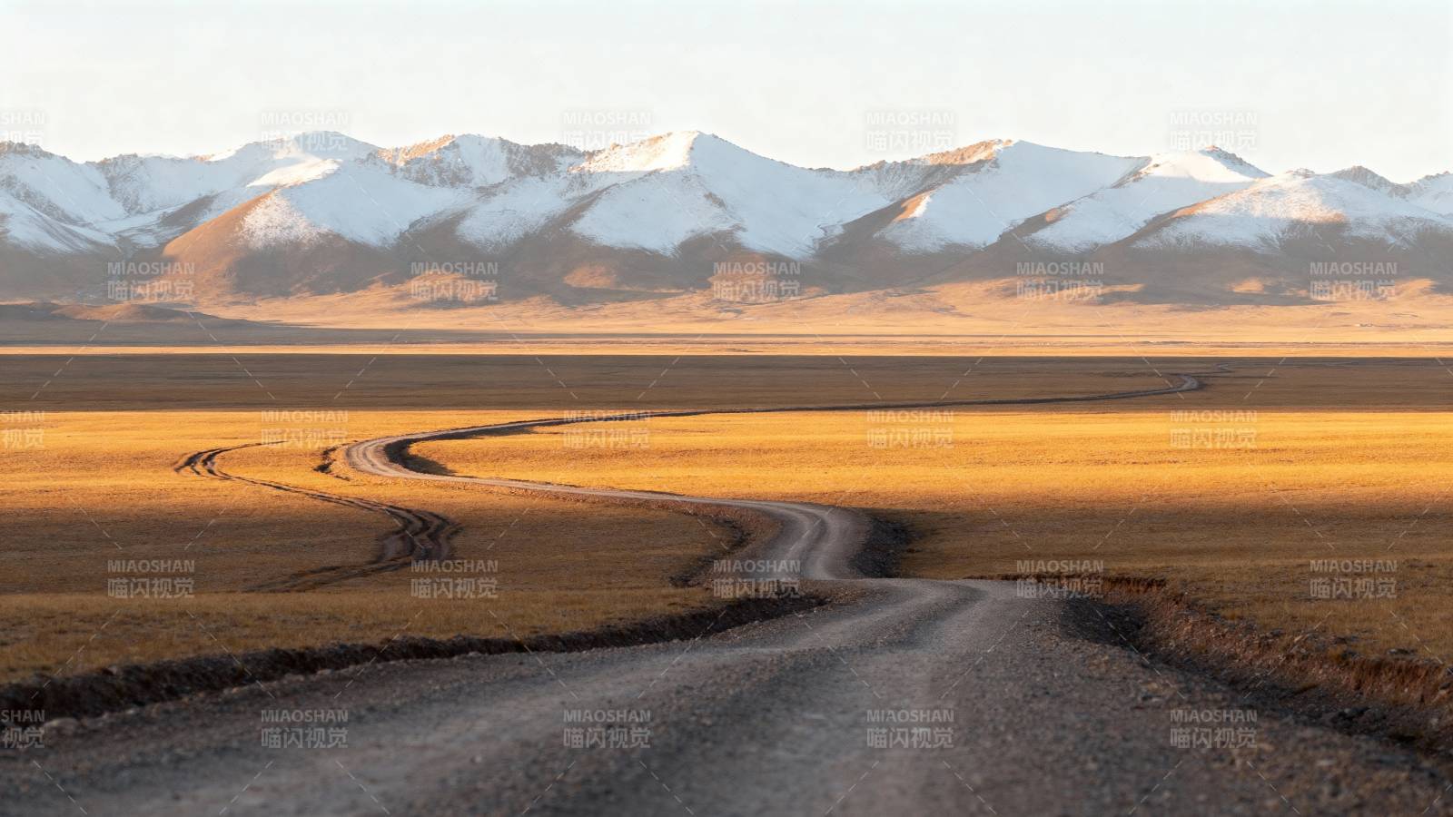 雪峰下的蜿蜒小路图片
