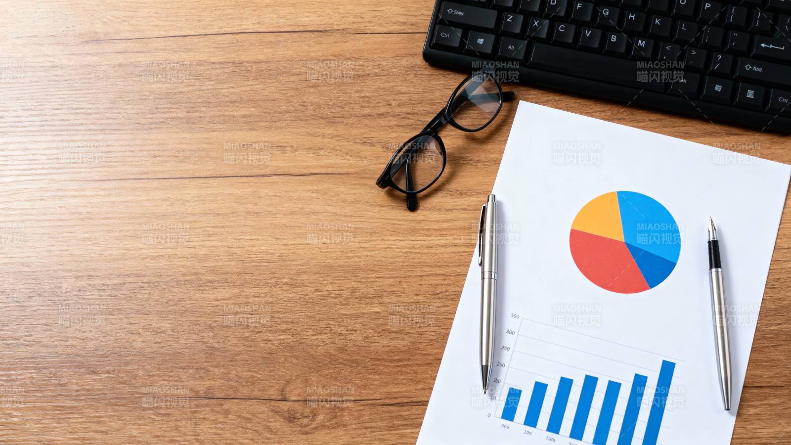 办公桌上的财务图表图片