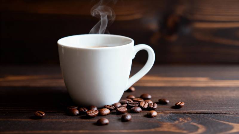 热咖啡与咖啡豆图片