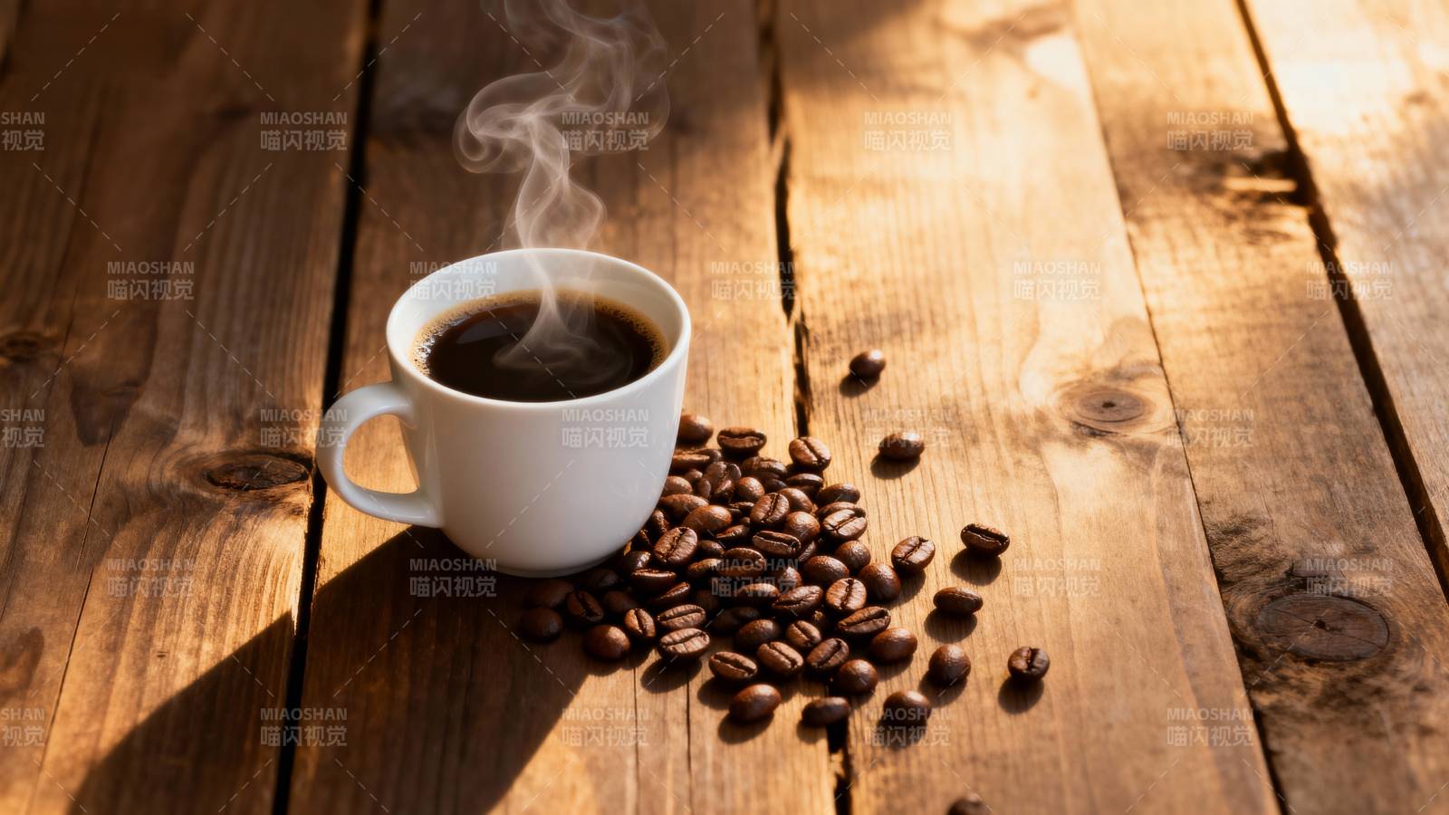 热咖啡与咖啡豆图片