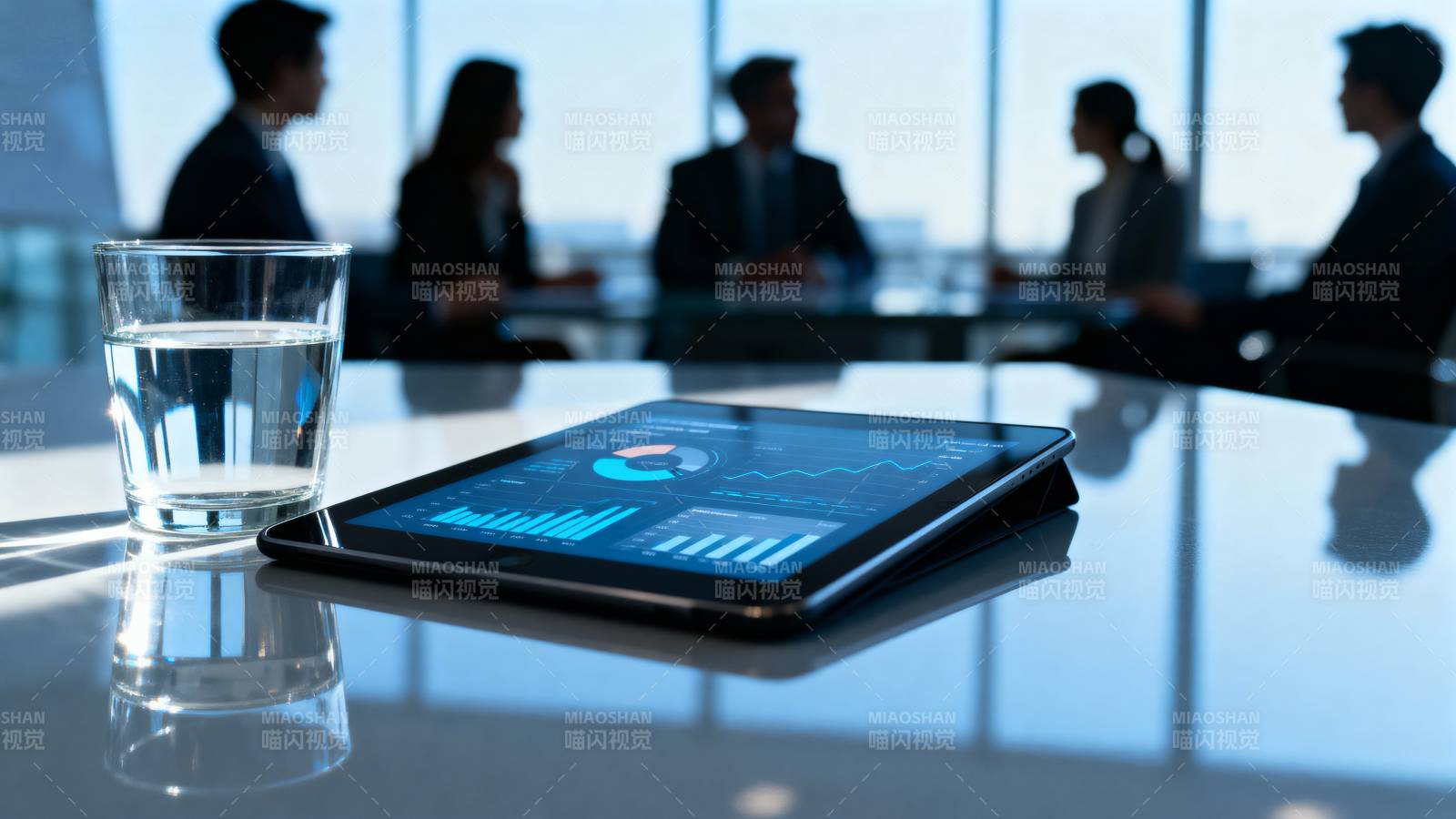 商务会议中的数据展示图片