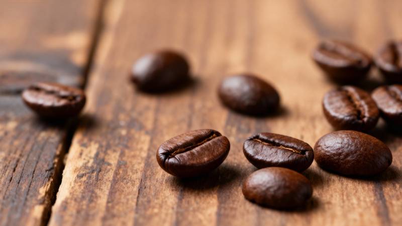 咖啡豆静置木桌图片