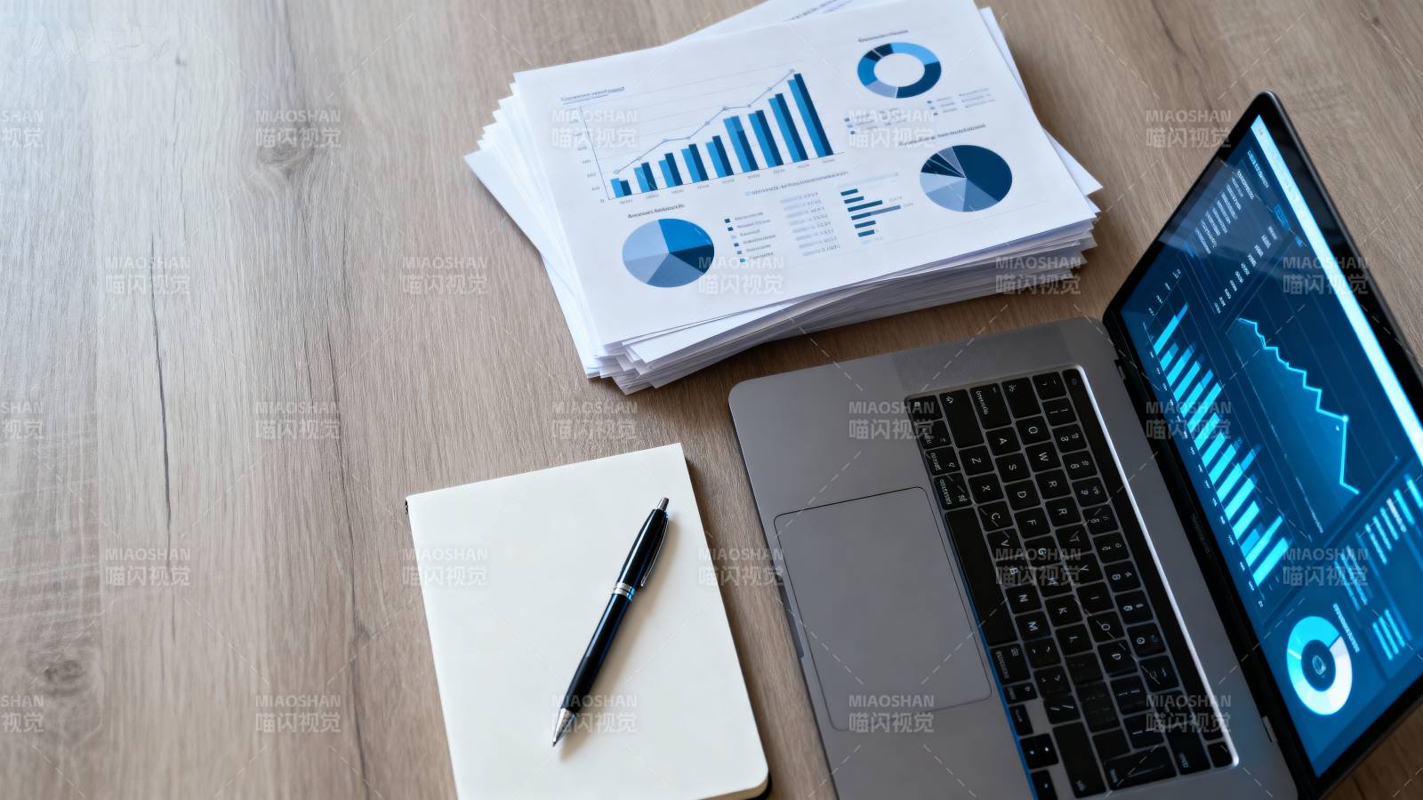 办公桌上的数据分析图片