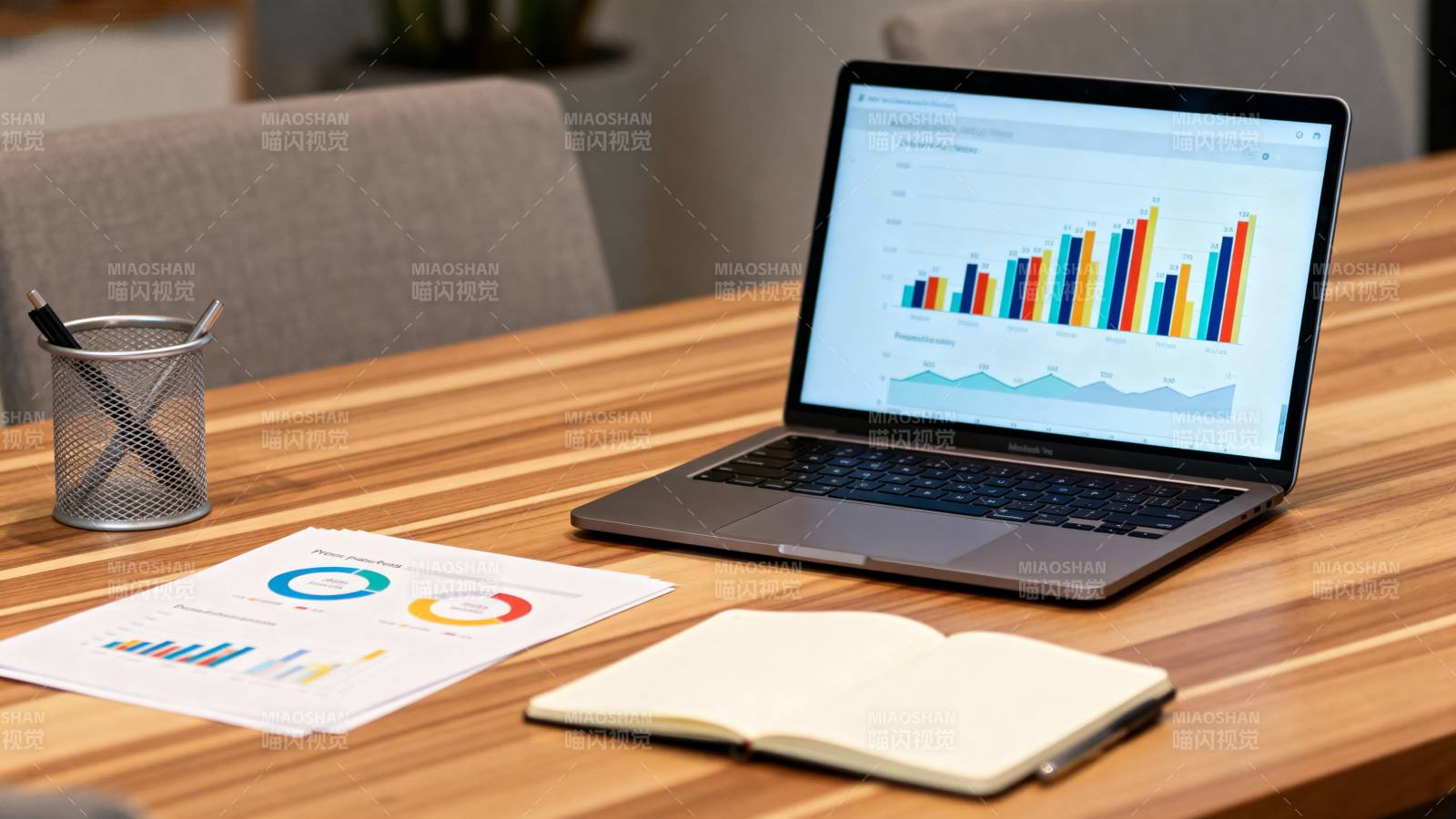 办公桌上的数据分析图片