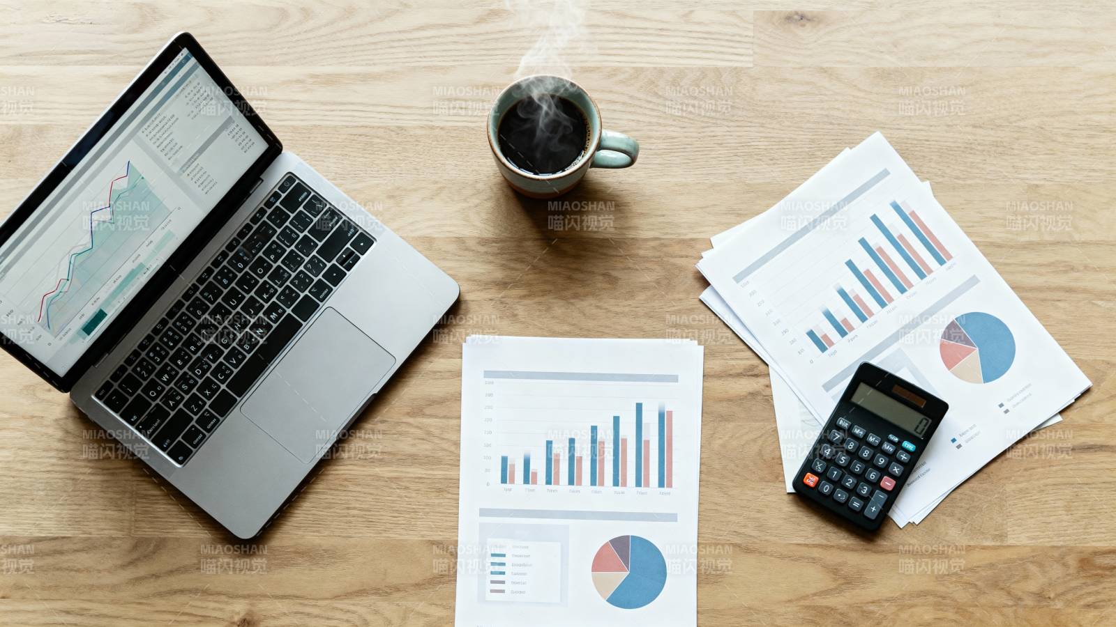 办公桌上的数据分析图片